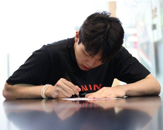 开拓者官宣签约杨瀚森 新秀合同4年2139万美元